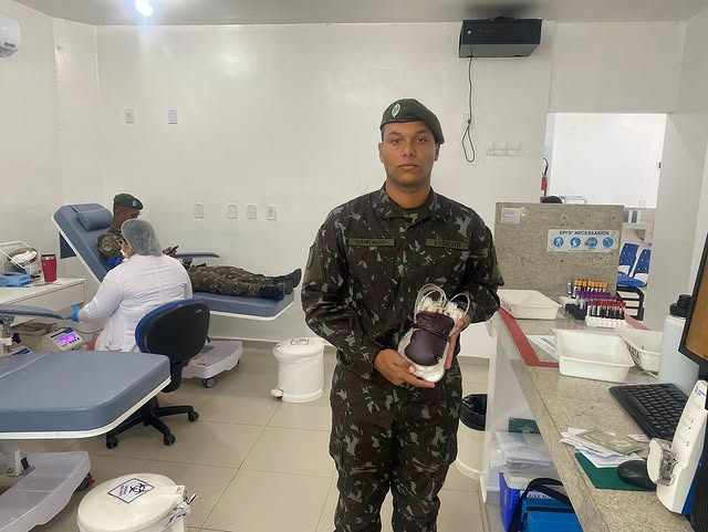Militar doando sangue em clínica de coleta.