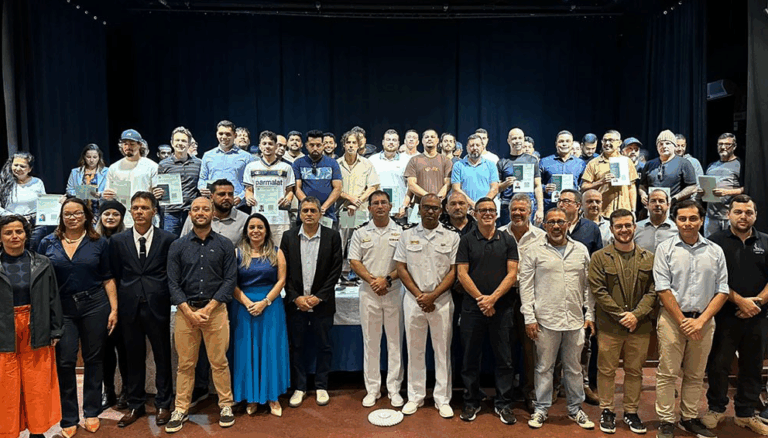 Grupo de pessoas em cerimônia de premiação na escola.