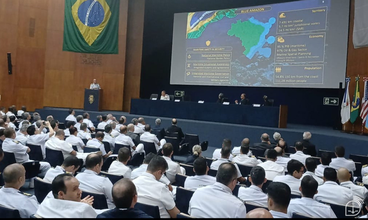 Conferência da Marinha do Brasil com apresentação visual.