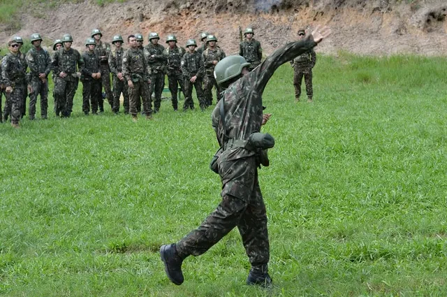 Soldados em treinamento militar no campo.