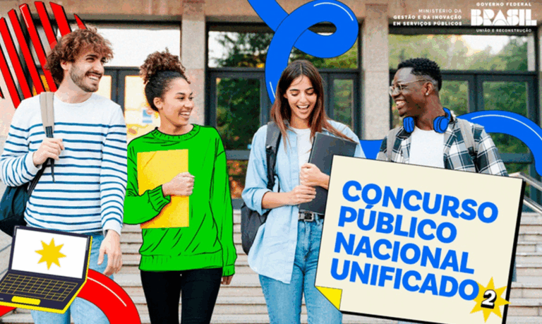 Estudantes felizes com cartaz de concurso público.
