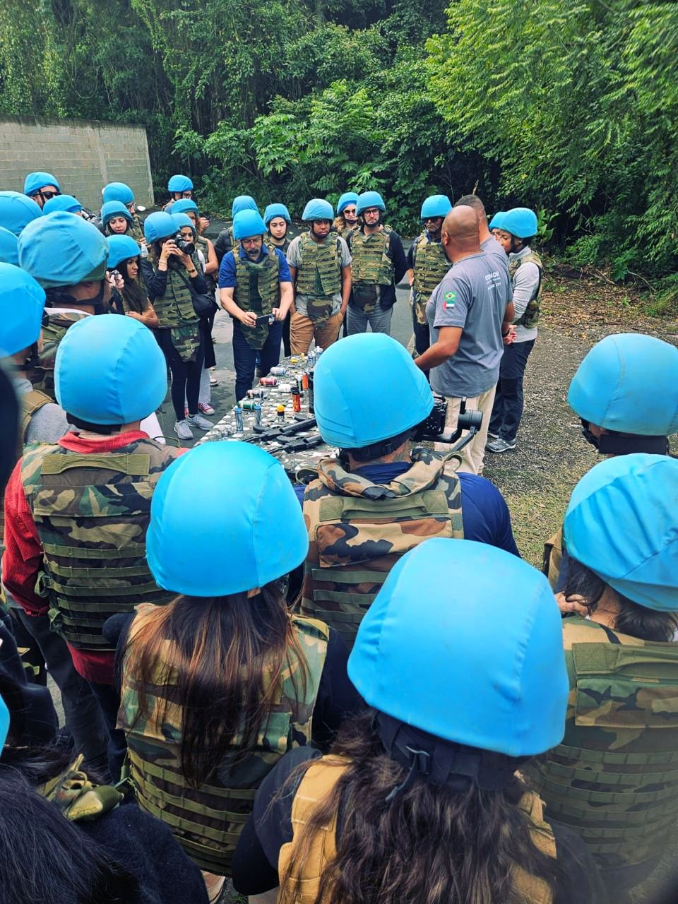 Grupo em treinamento com capacetes azuis.