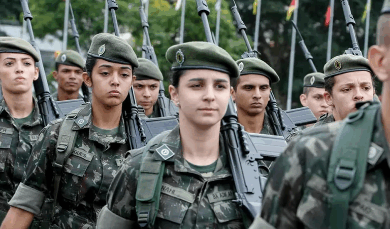 Soldados brasileiros em marcha com fardas militares.