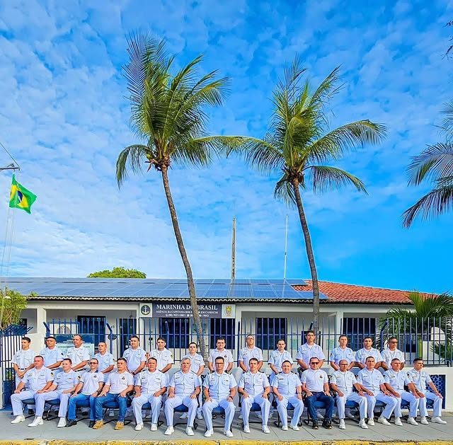 Oficiais da Marinha do Brasil posam para foto.