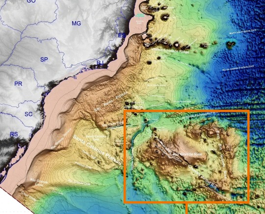 Mapa topográfico subaquático da costa sudeste do Brasil.