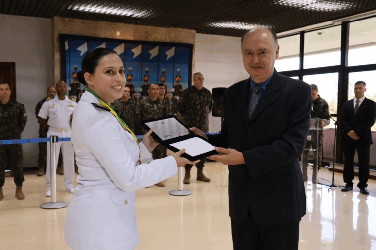 Cerimônia militar com entrega de prêmio.