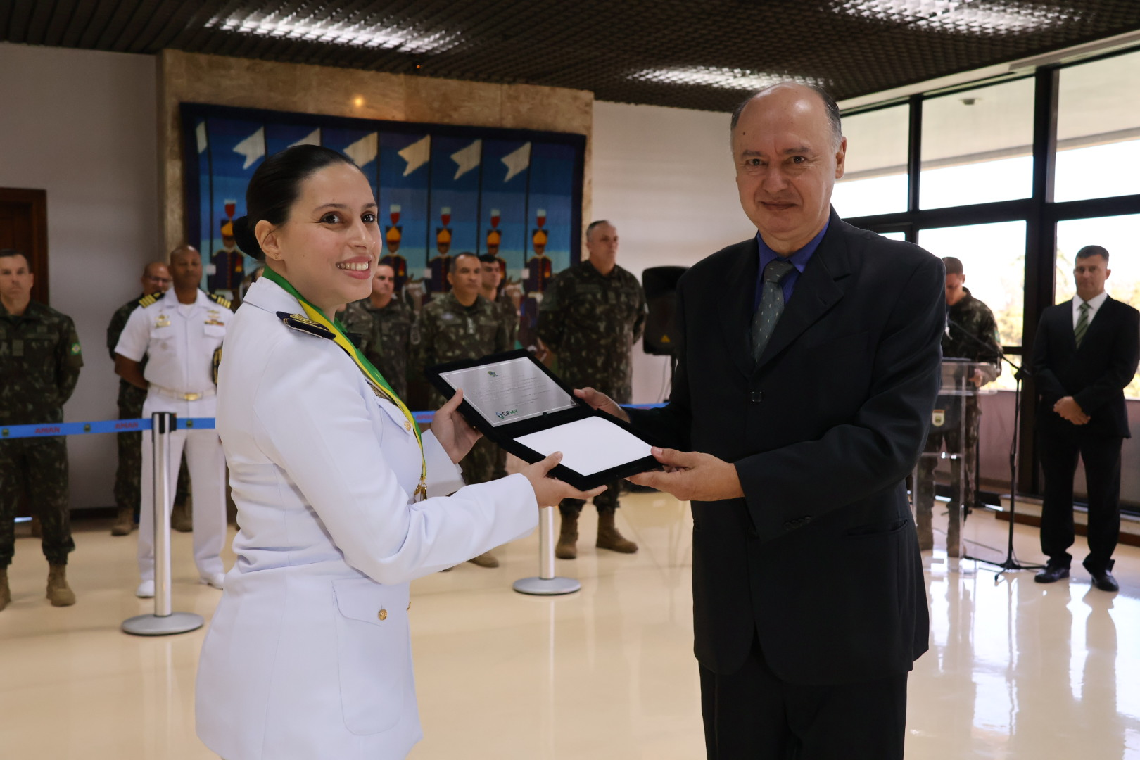 Cerimônia militar com entrega de prêmio.