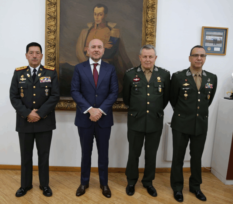 Quatro homens em uniformes militares e terno formal.