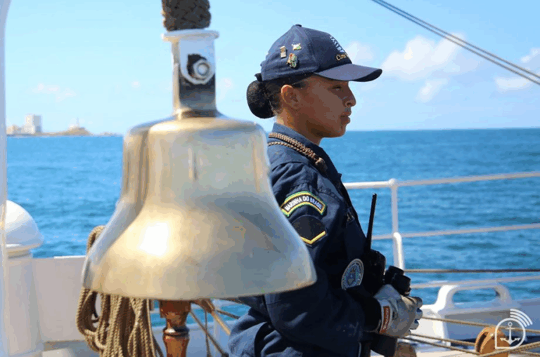 Marinheira de guarda no navio da Marinha brasileira.