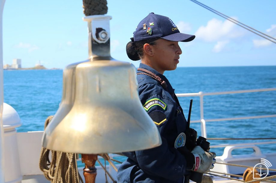 Marinheira de guarda no navio da Marinha brasileira.