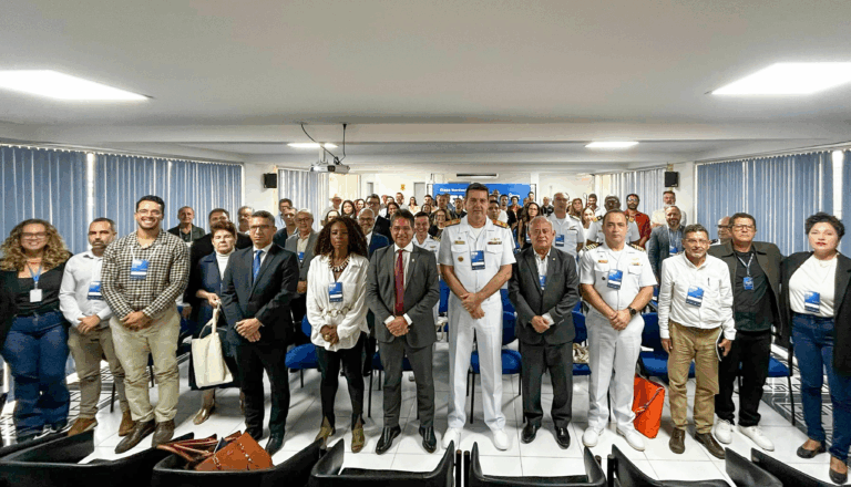 Grupo de pessoas em evento corporativo.