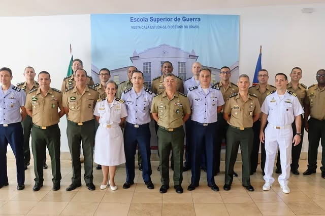 Grupo de militares na Escola Superior de Guerra.