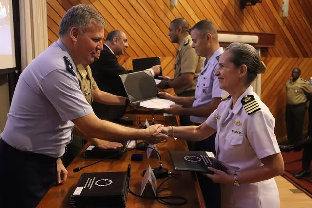 Oficiais de alta patente em cerimônia de premiação.