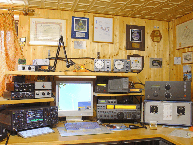 Estação de rádio amador com equipamentos diversos.