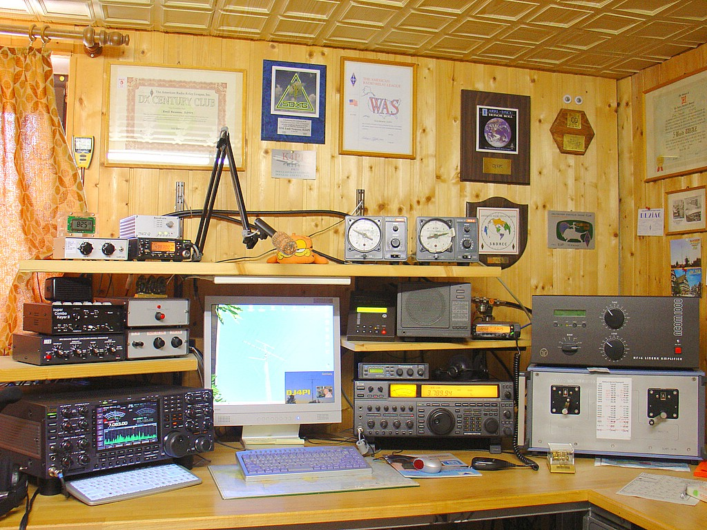 Estação de rádio amador com equipamentos diversos.