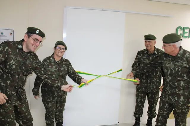 Militares cortam fita inaugural verde e amarela.
