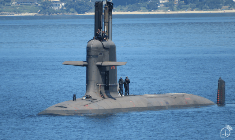 Submarino com tripulantes na superfície do mar.