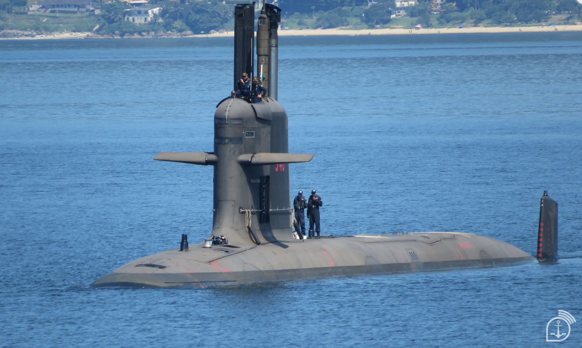 Submarino com tripulantes na superfície do mar.