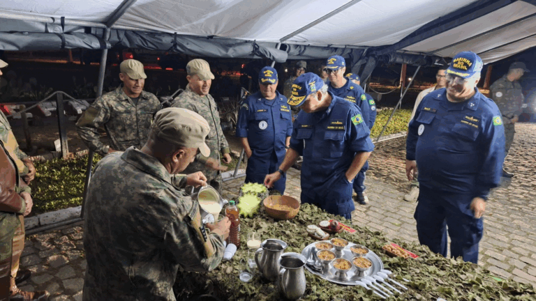 Militares preparando comida em acampamento.