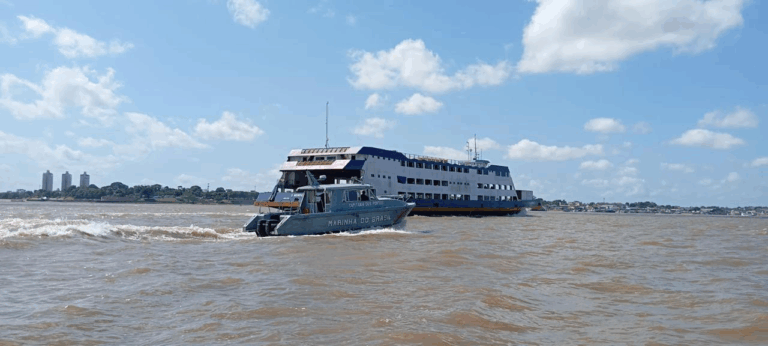 Barcos navegando em rio sob céu azul.