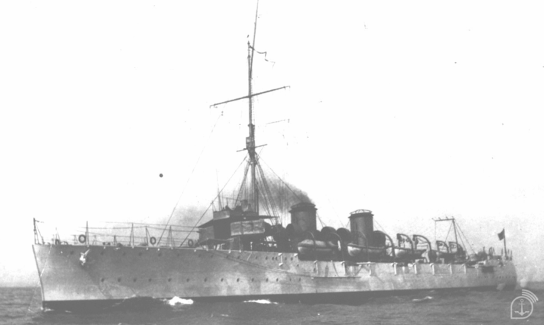 Navio de guerra navegando em mar aberto.