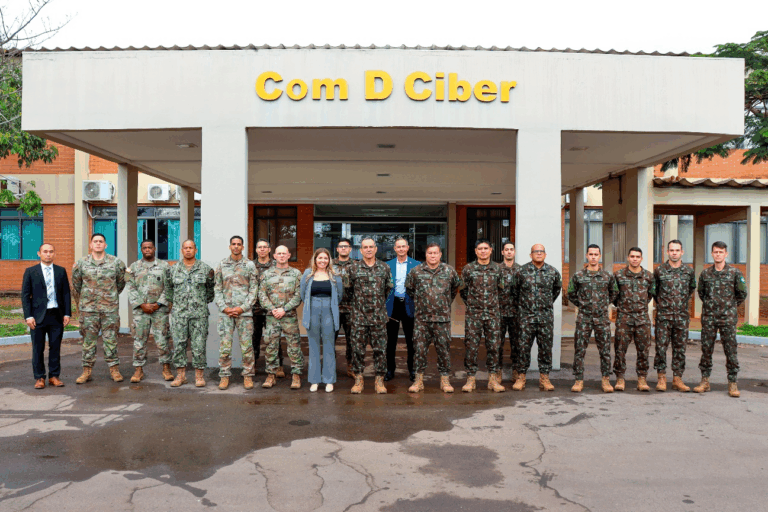 Grupo militar em frente ao Com D Ciber.