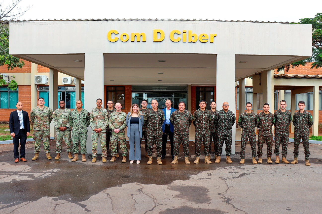 Grupo militar em frente ao Com D Ciber.
