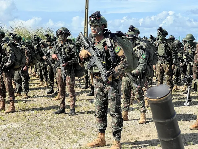 Soldados do exército em marcha treinando ao ar livre.