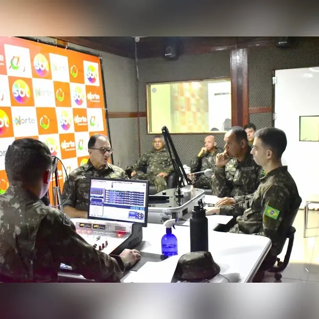 Militares em estúdio de rádio discutindo estratégia.