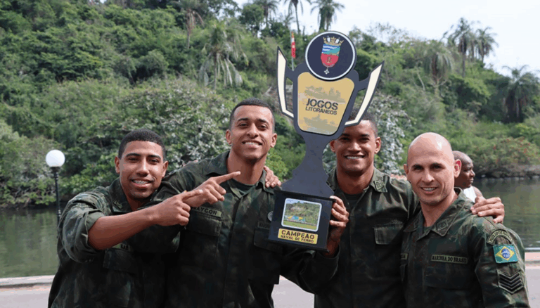 Soldados comemoram vitória com troféu dos Jogos Litorâneos.
