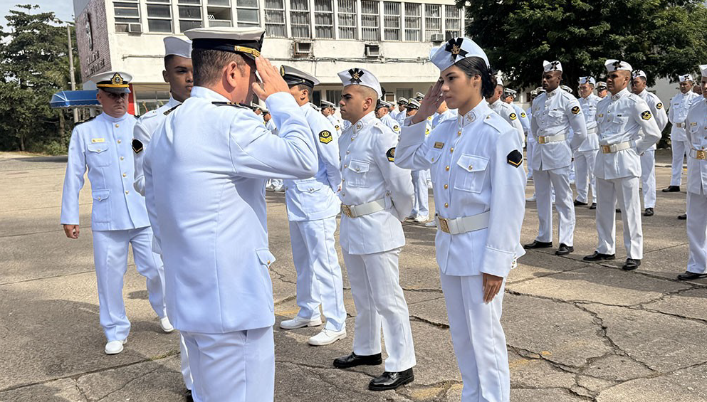 Cerimônia militar com oficiais uniformizados.