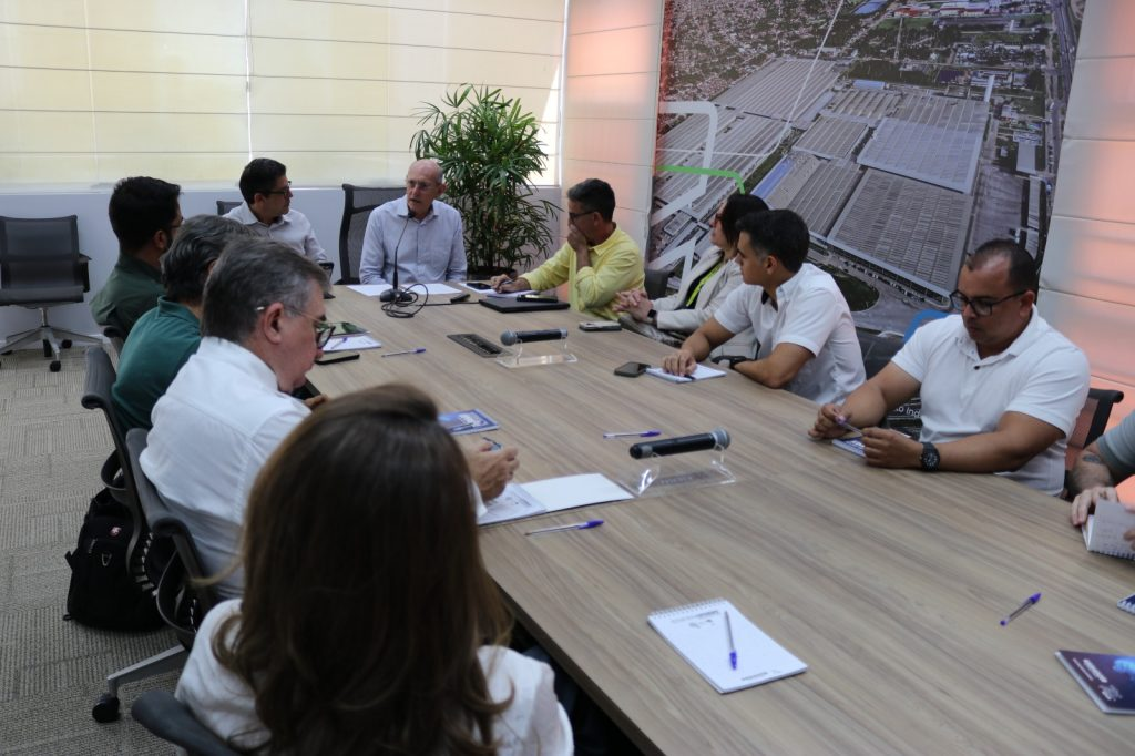 Reunião empresarial em mesa de conferência.