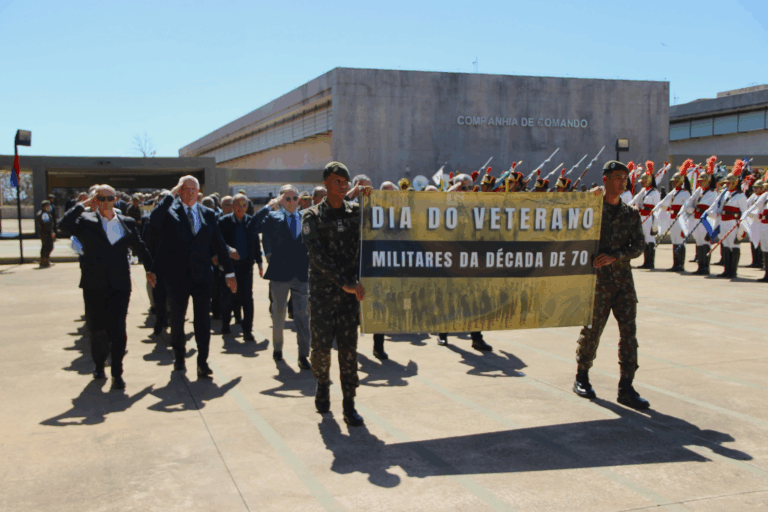 Desfile militar, homenagem veteranos década de 70.