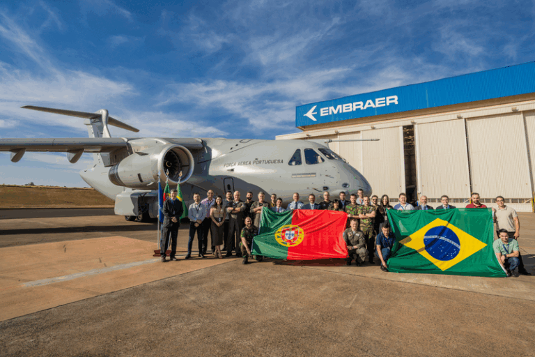 Avião militar Embraer com bandeiras do Brasil e Portugal.