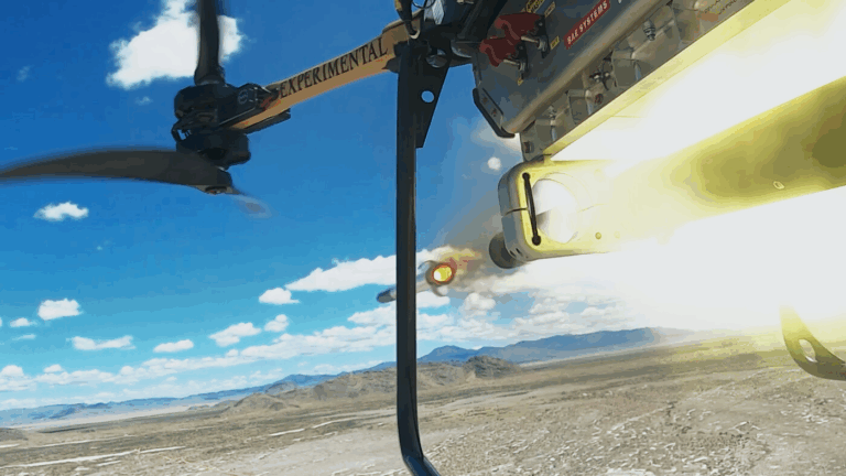 Lançamento de míssil drone em deserto.