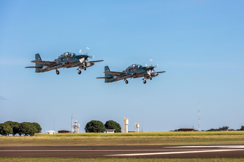 Dois aviões militares decolando da pista