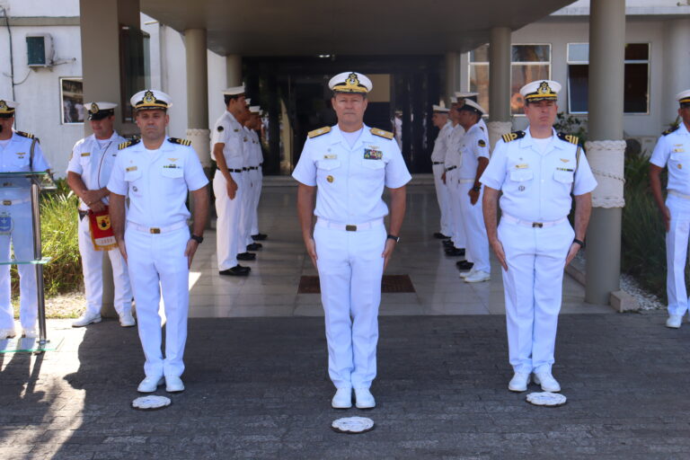Oficiais da marinha em formação solene.